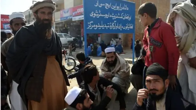 د افغان کډوالو په تړاو اعزاز چودري وايي، ''اوس (مهاجرین) د امنیت لپاره یو احتمالي خطر دی او له همدغه ځایه ځوانان جګړو ته بیول کېږي.