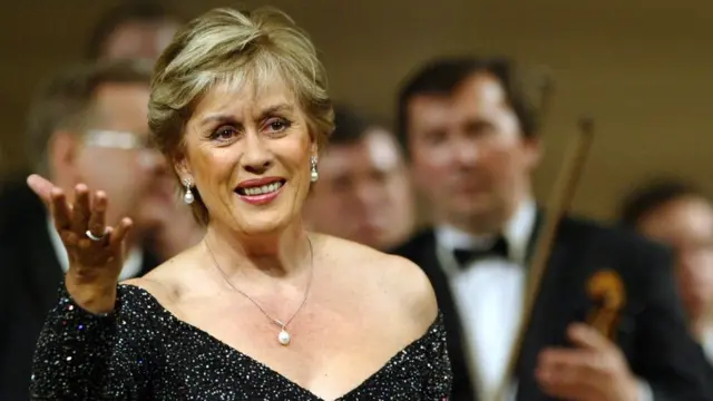 デイム・キリはニュージーランドの若い歌手を支援する自らの財団を運営している