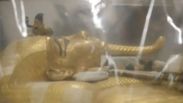 التابوت المذهب الخارجي للملك الشاب توت عنخ آمون