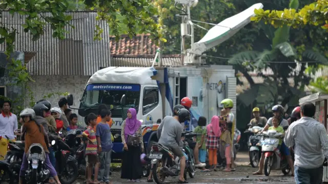 Masyarakat berkumpul di sekitar media lokal dan internasional yang meliput hukuman mati di Nusa Kambangan, Maret 2015 lalu.