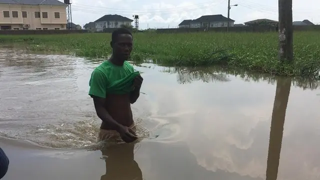 Man tanda inside flood