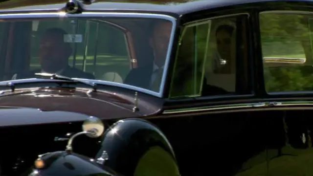 தேவாலயத்திற்கு மணப்பெண் மேகன் மார்கில் புறப்பட்டார்