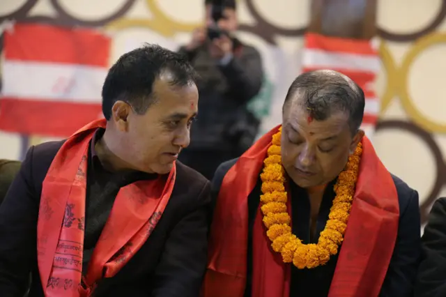 विशेष महाधिवेशनले चयन गरेका सभापति गगन थापा र एकजना उपसभापति विश्वप्रकाश शर्मा