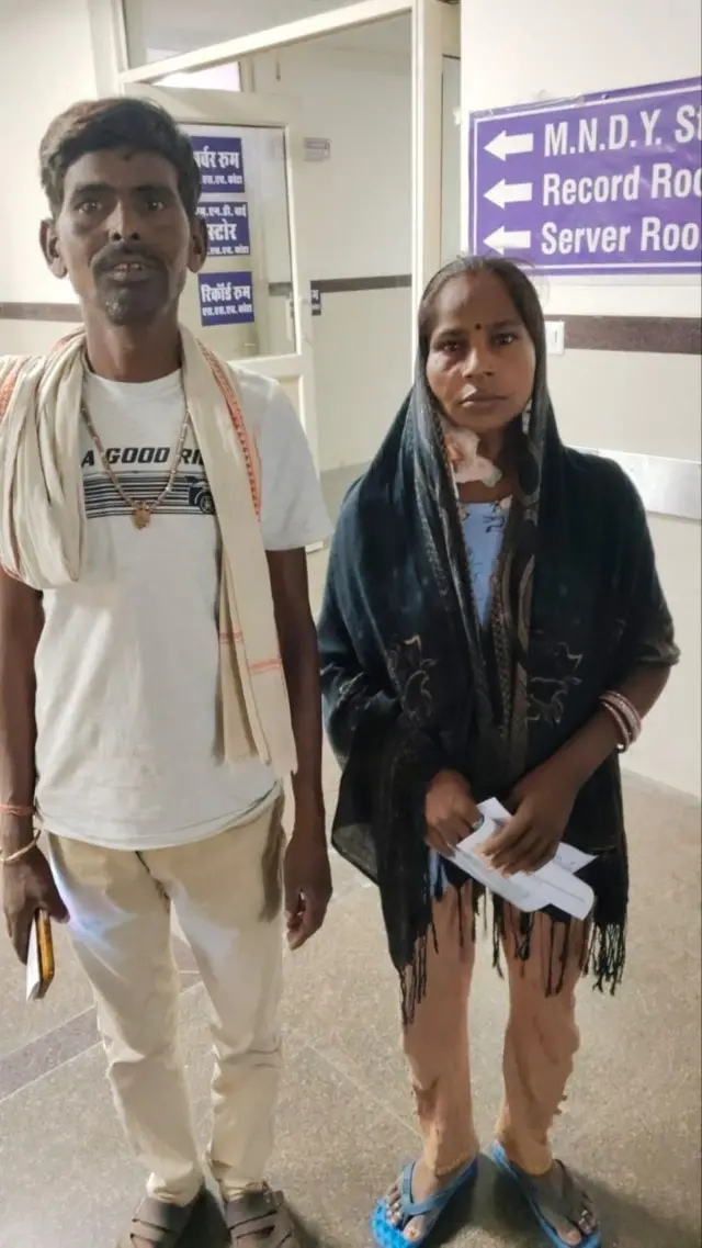 सुशीला महावर अपने पति ओमप्रकाश महावर के साथ; उन्होंने अन्य पीड़ित महिलाओं के साथ संयुक्त रूप से राष्ट्रपति मुर्मु को पत्र लिखा है