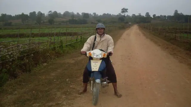 ရွာလမ်းတွေခေါ်ရာနောက်ကို ဖွံ့ဖြိုးရေးအိပ်မက်တွေနဲ့အတူ သူသွားခဲ့