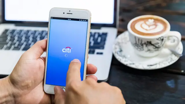 Una persona entrando a su cuenta de banco del Citi con su celular