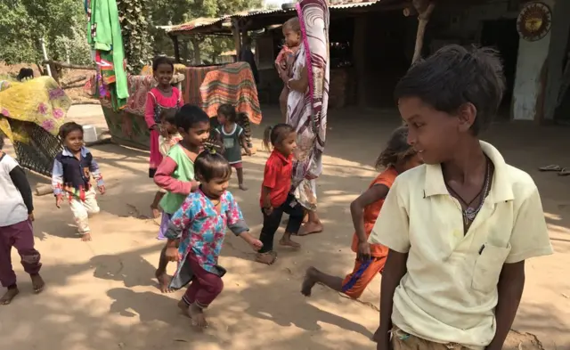 શેરીમાં રમતા બાળકો