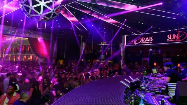 مسرح يقدم عروضا فنية