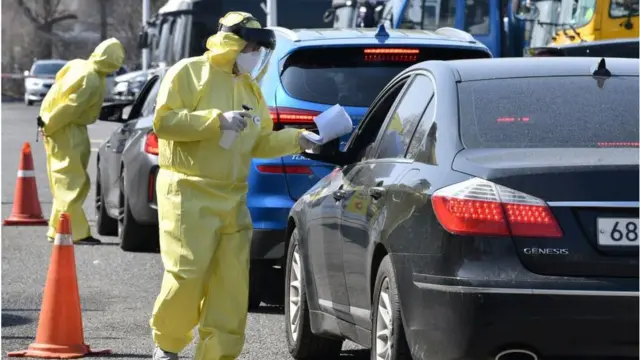 osisẹ eleto ilera kan n se ayewo ilera