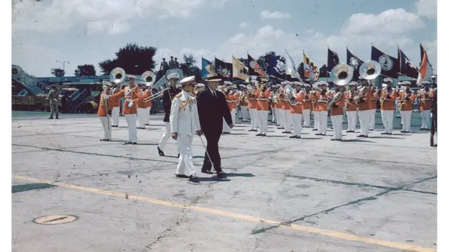 ในหลวง ร.9 เสด็จตรวจแถวทหารเกียรติยศของทหาร 3 เหล่าทัพที่สนามบิน Military Air Transport Service กรุงวอชิงตันดีซี พร้อมกับประธานาธิบดีดไวต์ ดี. ไอเซนฮาวร์ ของสหรัฐอเมริกา