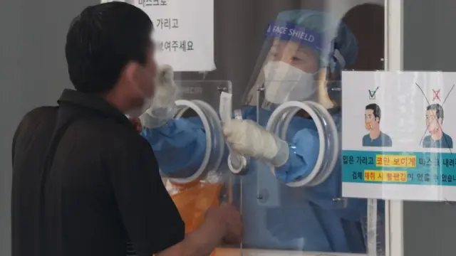 25일 오전 서울 서울역광장에 마련된 중구 선별검사소에서 한 시민이 코로나19 검체 검사를 받고 있다