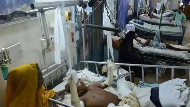 হাসপাতালে চিকিৎসা চলছে আহত রোহিঙ্গাদের