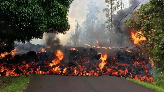 Lava mengalir di Jalan Makamae di Leilani Estates, Hawaii pada 6 Mei - letusan Kilauea memaksa evakuasi 1.700 penduduk