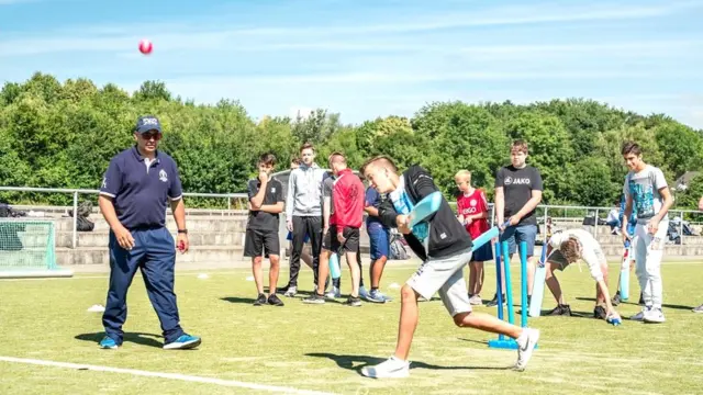 "ක්‍රිකට් පුහුණුකරුවන් තවත් කීප දෙනෙක් ම අපිට ඉන්නවා. අපේ එකම අරමුණ ICC පිළිගැනීම ලැබෙන ජර්මානු ජාතික කණ්ඩායමක් හැදීම