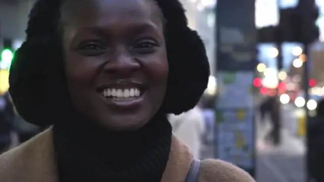 Mulheres nas ruasjogo do aviator apostaLondres conversaram com a BBC