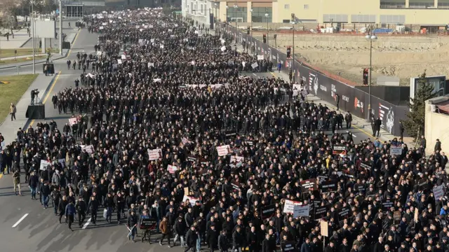 Bakıda minlərlə adam Xocalı qətliamını yad edir