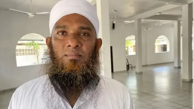 கொழும்பு அக்பர் ஜும்மா மசூதியின் இமாம் ரிஃப்கான்.