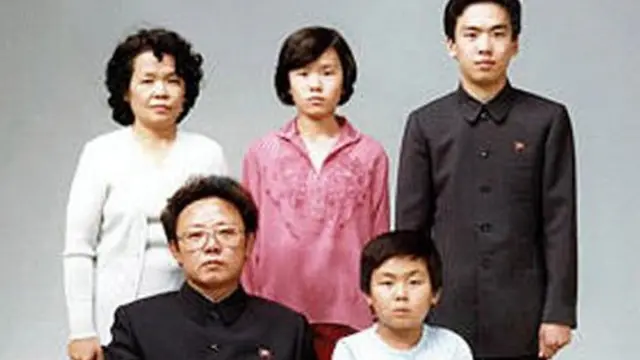 கிம் ஜாங் இல்லின் இடப்புறம் அமர்ந்திருப்பவர் அவரது மூத்த மகன்