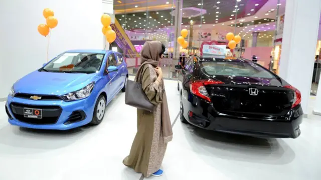 સાઉદી અરબમાં મહિલાઓ માટે કારના ખાસ શોરૂમની તસવીર