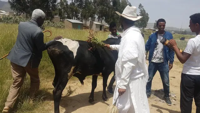 ኣብ ከተማ ዓድግራት በዓል መስቀል ምኽንያት ብምግባር ኣቦታት ንጥሪቶም እንትዕኩኹ፡ 25/9/2018