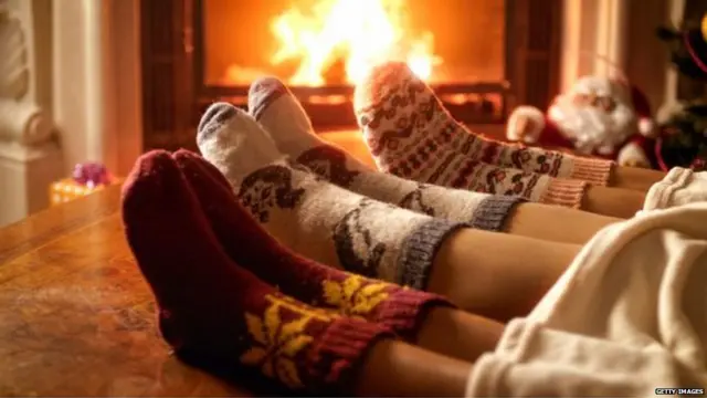 सर्दी में आग तापते बच्चे