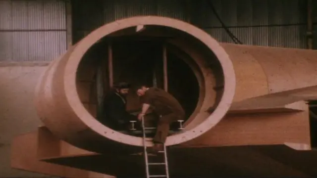 Fotografía antigua de la construcción del Halcón Milenario