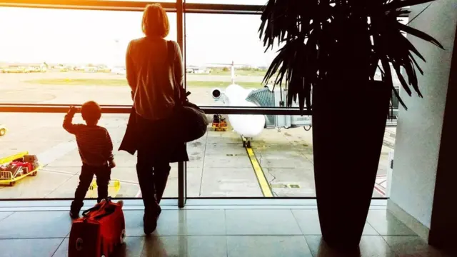 أم وابنها في المطار