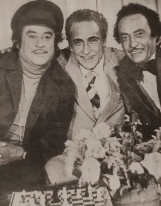 किशोर कुमार, अशोक कुमार और अनूप कुमार (सबसे दाहिने)