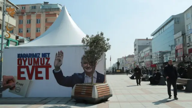 Sultanbeyli ilçesinde Atatürk heykelinin bulunduğu ana meydanda 'evet' kampanyası çalışmaları sürüyor