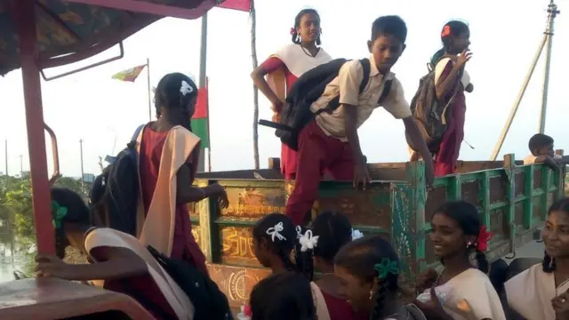 மாணவர்கள்