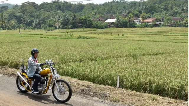 Presiden Joko Widodo saat mengunjungi Pelabuhan Ratu, Sukabumi, dalam touringnya, pada 8 April 2018 lalu.