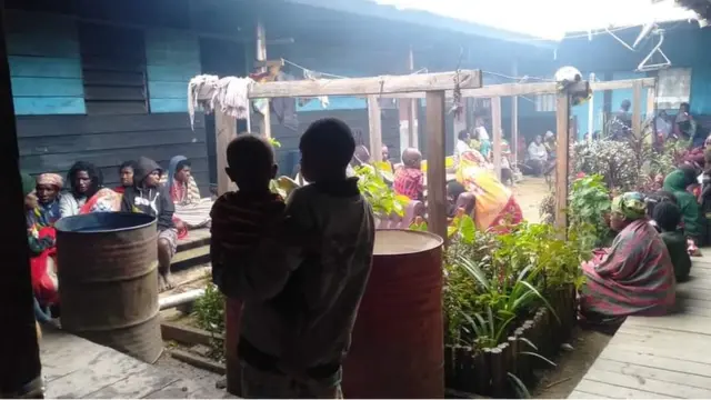 Sekitar 600 warga mengungsi akibat konflik antara KKB dan aparat keamanan di Intan Jaya, Papua, Rabu (10/02).