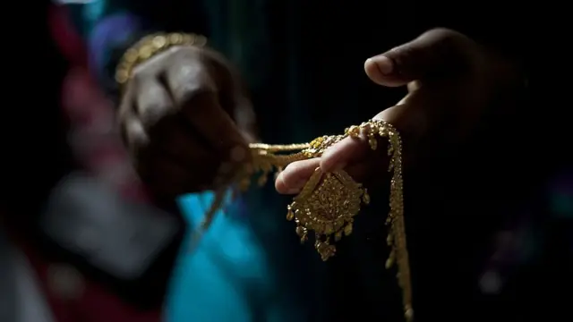বিয়ের আগে গয়না দেখছে অপ্রাপ্তবয়স্ক বধূ, মানিকগঞ্জ, ২০/০৮/২০১৫