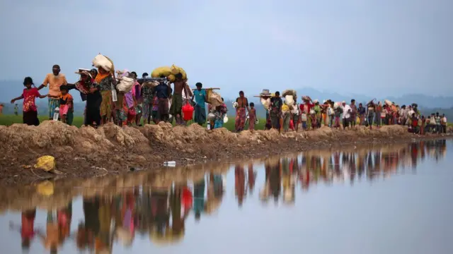 পালিয়ে আসা রোহিঙ্গারা সেনাবাহিনীর হাতে নির্যাতন, গণধর্ষণ ও তাদের ঘরবাড়িতে অগ্নিসংযোগের অভিযোগ করেছে আন্তর্জাতিক মানবাধিকার পর্যবেক্ষণ সংস্থাগুলোর কাছে
