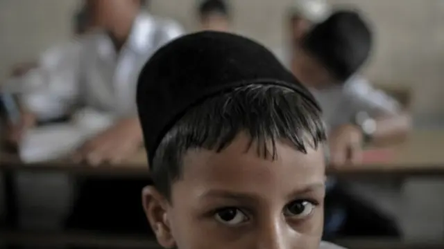 কর্তৃপক্ষ বলছে, অল্পবয়সী ছেলেমেয়েদের এখনই অনেক কিছু পড়ার দরকার নেই।