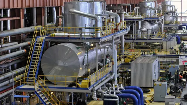 که څه هم هستوي برېښنا پخپله ارزانه تولیدېدای شي خو په دې ټکنالوژۍ کې ډېر لګښت په مصؤونیت او امنیت لګېږي.