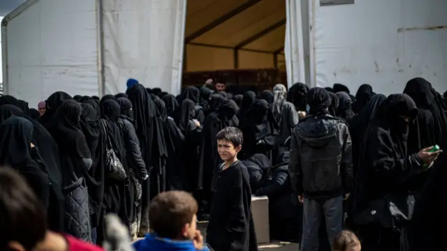 Suriye'nin kuzeyinde IŞİD militanlarının ailelerinin kaldığı El Hol kampında tutulan kadınlar yardım almak için sıraya giriyor (23 Temmuz 2019)