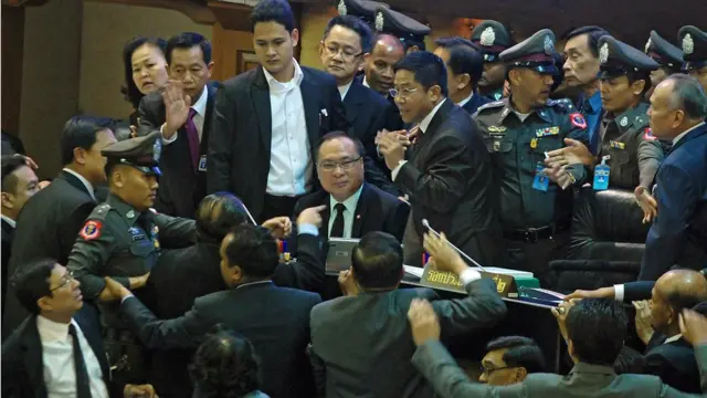 นายสมศักดิ์ เกียรติสุรนนท์ ประธานสภาฯ