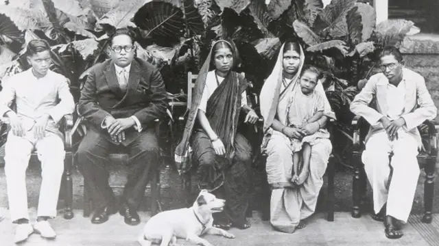 'राजगृह' निवासस्थानी डॉ. आंबेडकर आणि त्यांचा परिवार