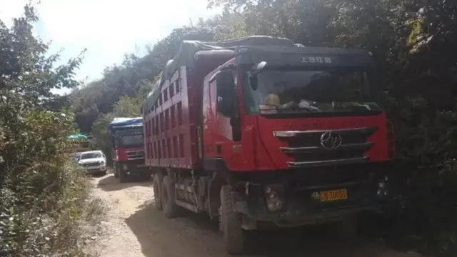 ပန်ဝါက မြေရှားသတ္တုတူးဖော်ရေးလုပ်ငန်းခွင်အနီးက တရုတ်ကုန်တင်ကားများ