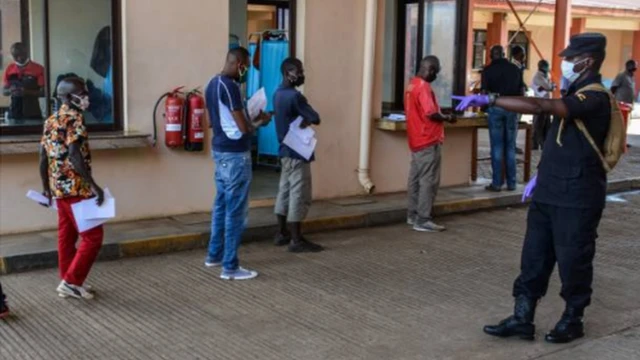 madereva wa malori wakifanyiwa vipimo vya corona katika mpaka wa Malaba Uganda