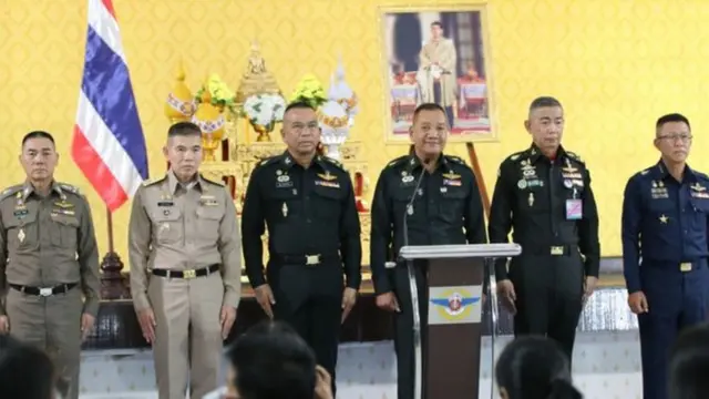 ผู้บัญชาการทหารสูงสุด (คนกลาง) นำ ผบ.เหล่าทัพแถลงเรียกร้องนักการเมืองหยุดสร้าง "วาทกรรมสืบทอดอำนาจ" หลังการเลือตั้งทั่วไปเมื่อ มี.ค. 2562