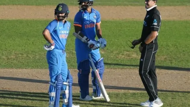 सूरज की रोशनी बल्लेबाज़ की आंख में सीधे पड़ने से मैच को 11वे ओवर में रोका गया