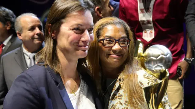 Desiree Ellis en compagnie de son homologue française, Corinne Diacre