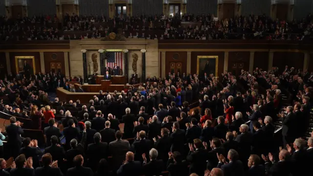 Trump é aplaudido após discurso no Congresso americano