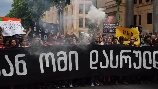 Шествие с плакатом