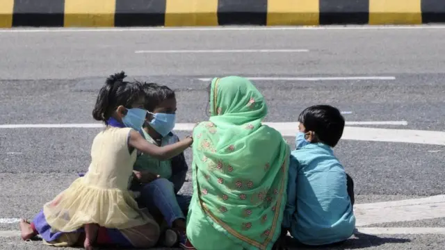 ህንዳውያን ህጻናት ምስ ኣዲኦም