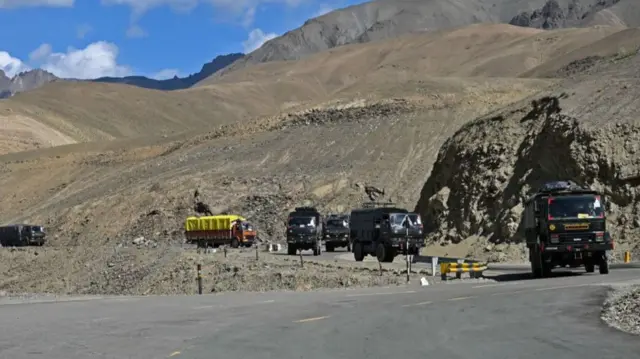 লাদাখ সীমান্তে ভারতীয় সেনাবহর