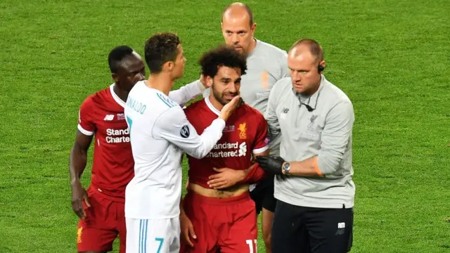 كريستيانو رينالدو، نجم ريال مدريد، يواسي صلاح بعد الإصابة