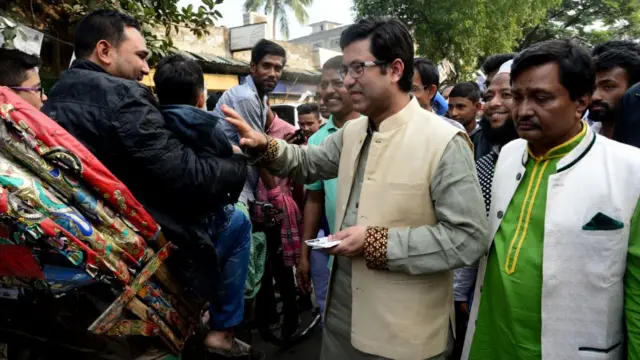 ঢাকায় সরকারদলীয় একজন প্রার্থীর গণসংযোগ।